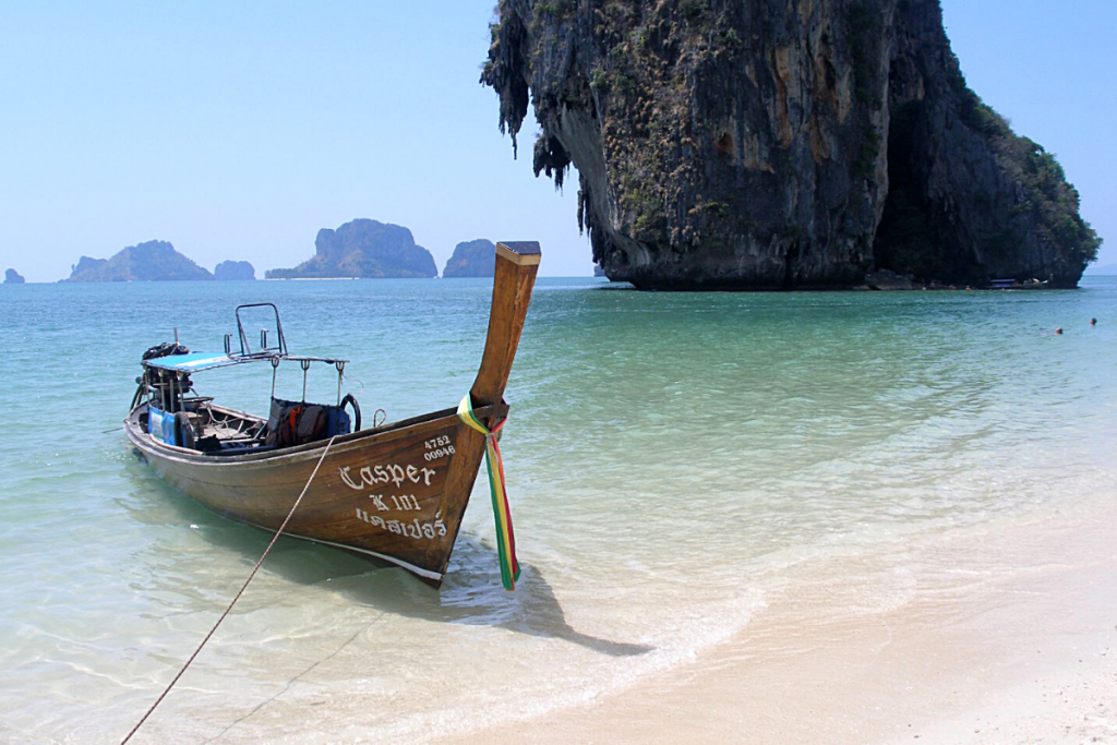 Loď na pláži Railay Beach v Thajsku