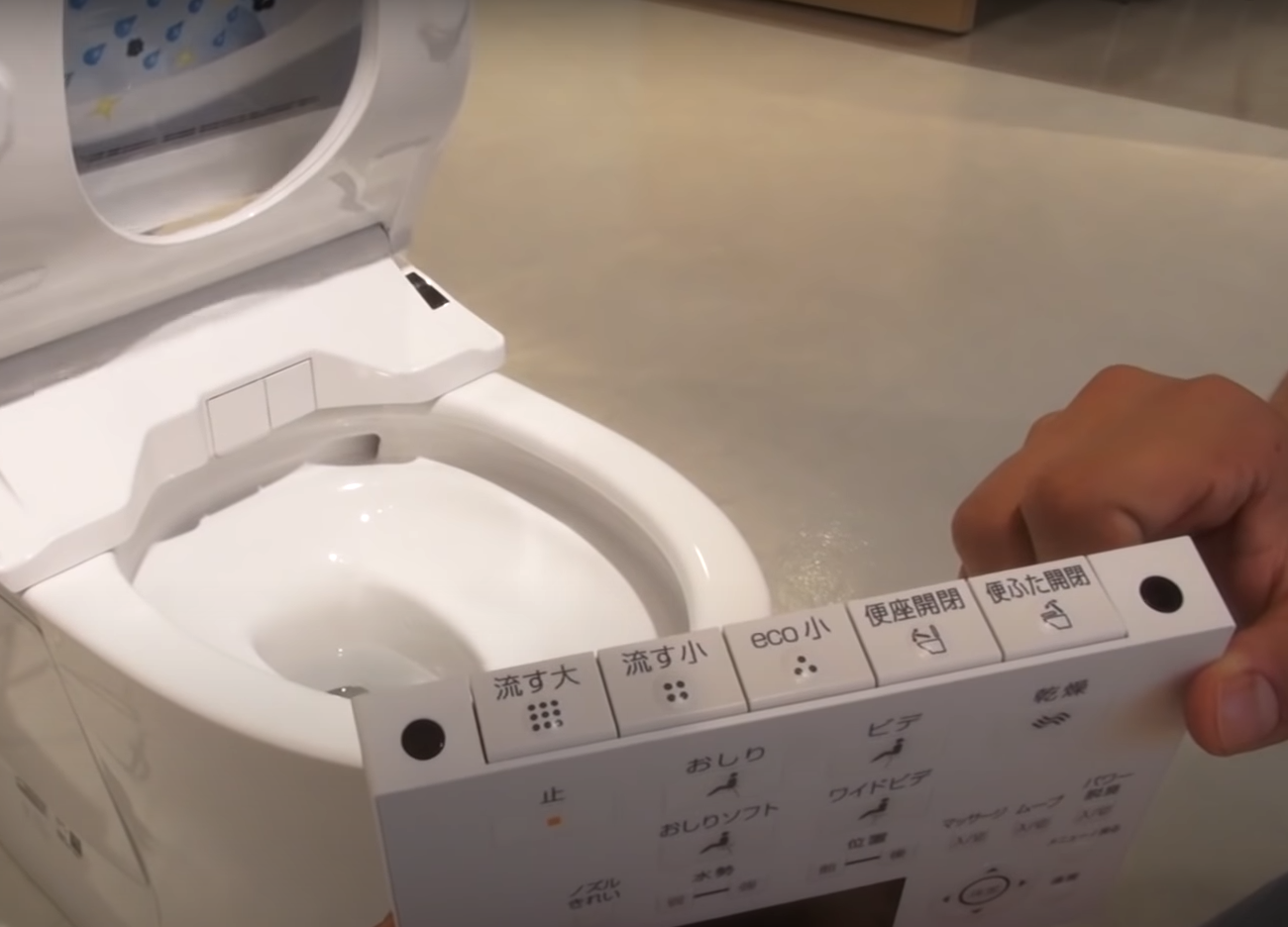 Ovládanie toalety môže byť pre niektorých na prvý pohľad metúce (reprofoto WAO RYU!ONLY in JAPAN)