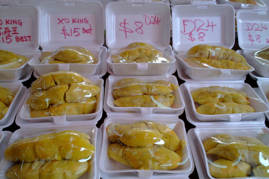 Duriany sa predávajú aj narezané a balené (Zdroj - Flickr / Andrew Currie)