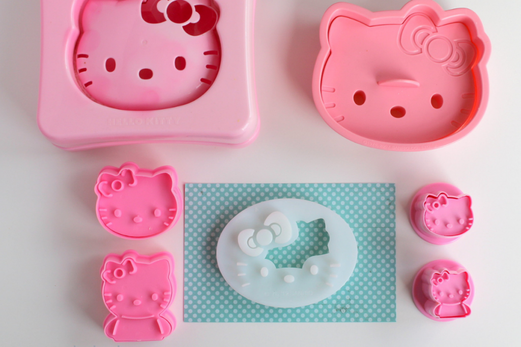 Sada formičiek na vykrajovanie pečiva v tvare Hello Kitty (Zdroj - Flickr / Melissa)