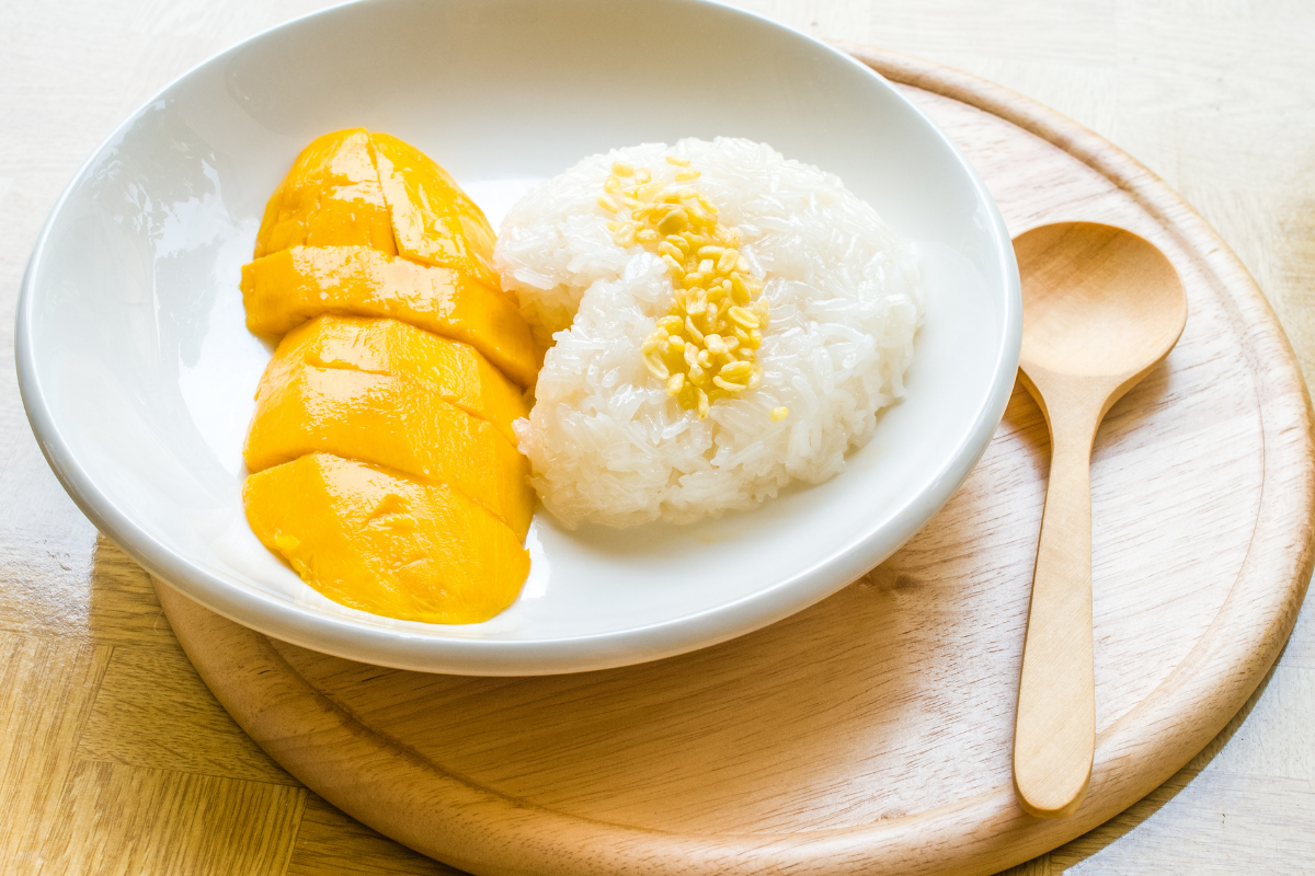 Lepkavú ryžu s mangom si môžete pripraviť aj doma (zdroj obrázku: canva.com)