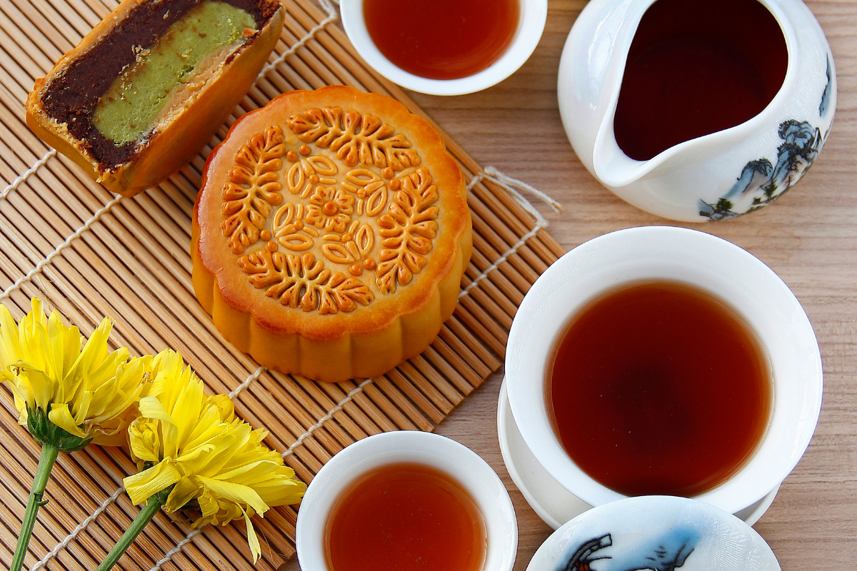 Koláčik sa často konzumuje so silným čajom, ktorý zmierňuje jeho sladkú chuť (zdroj obrázku: canva.com)