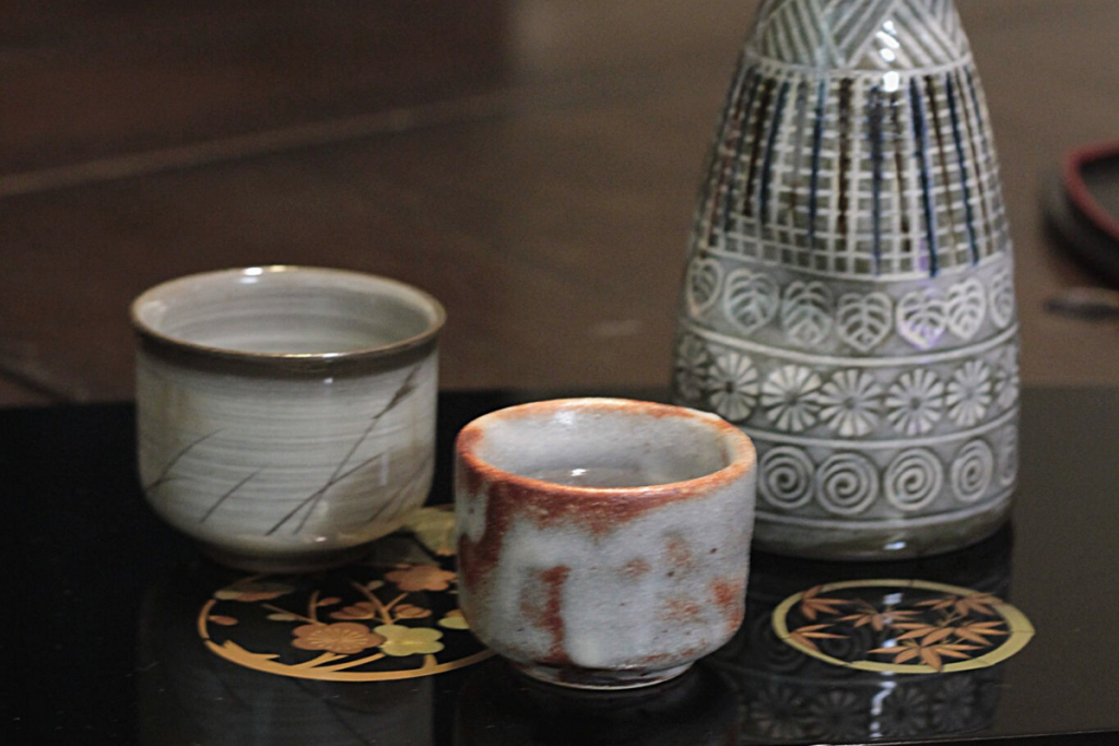 Tradičné keramické poháriky na pitie saké (Zdroj - Flickr / Japanexperterna.se