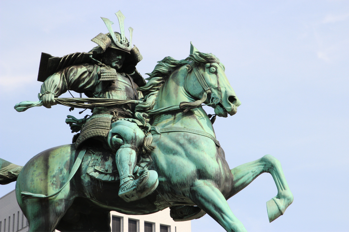 Socha samuraja na koni (zdroj obrázku: canva.com)