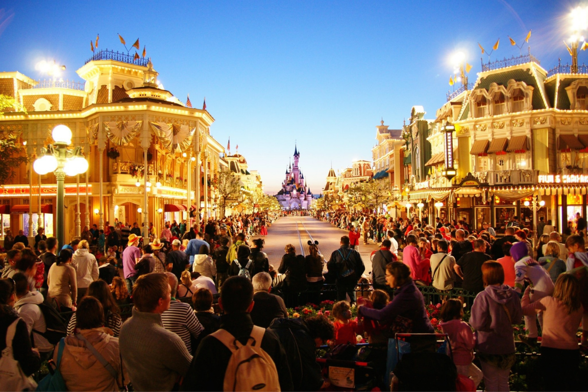 Ročne Disneyland navštívi niekoľko miliónov ľudí (zdroj obrázku: canva.com)