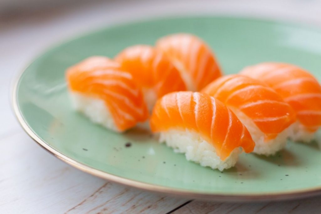 sushi nigiri losos