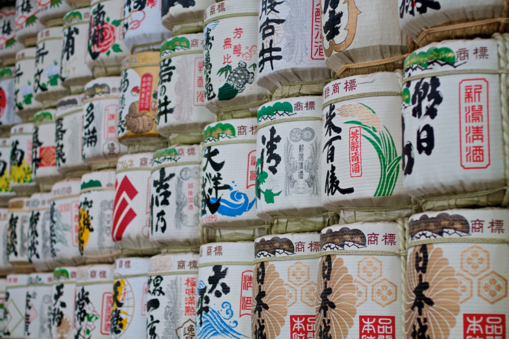 Nádoby na skladovanie saké (Zdroj - Flickr / Davidstedman)