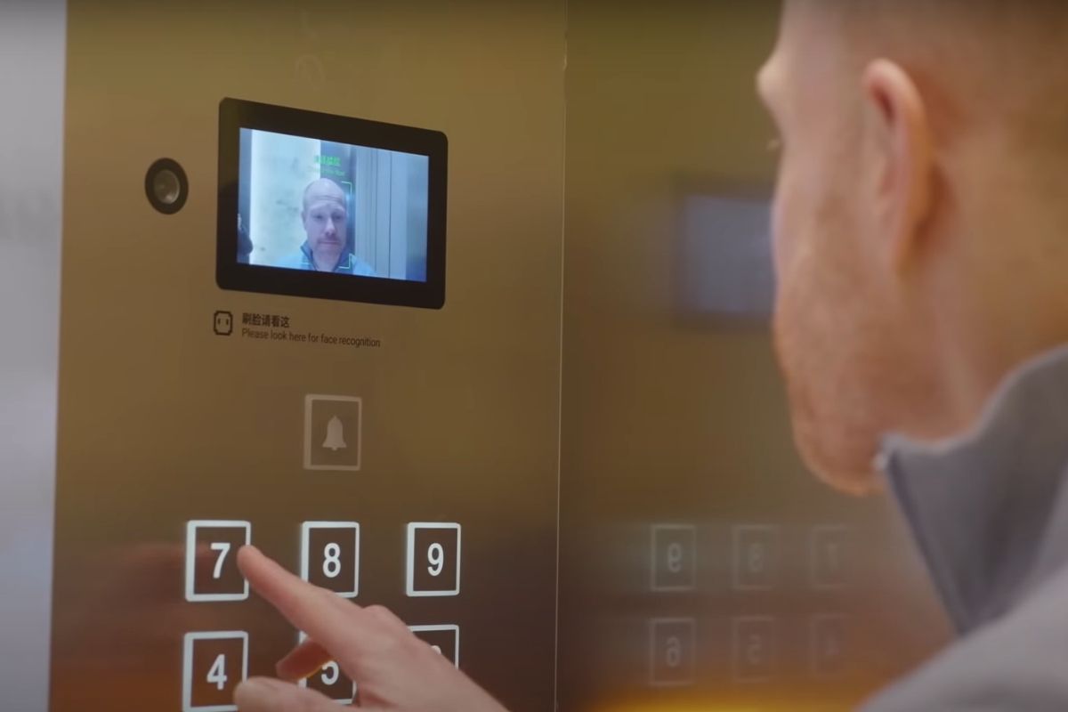 Vo výťahu je inštalovaná kamera na rozpoznanie tvárí (reprofoto youtube/ Alibaba Group)