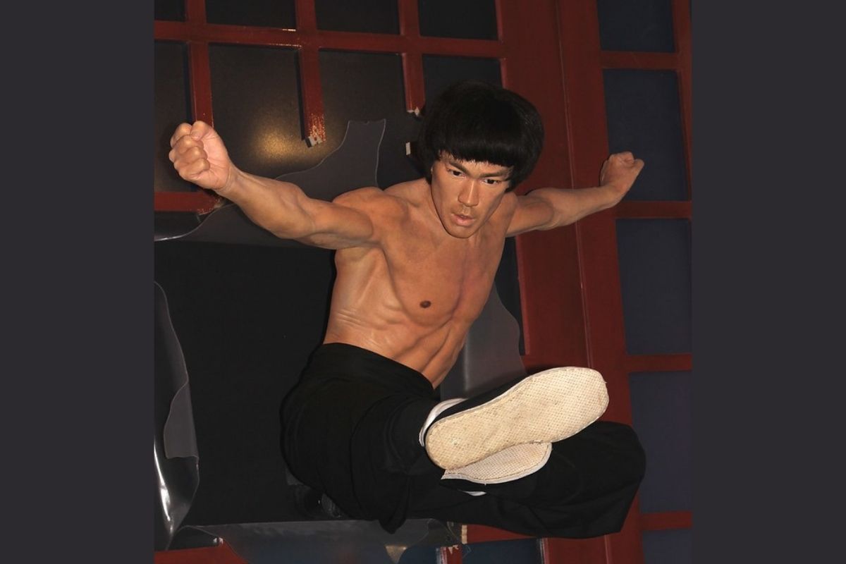 Majster bojových umení Bruce Lee.  V takejto póze je zvečnený ako vosková figurína (zdroj obrázku: flickr/Thank You (21 Millions+) views)