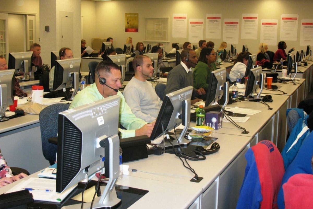 Call centrá zamestnávajú obrovský počet ľudí (zdroj obrázku: flickr/State Farm)