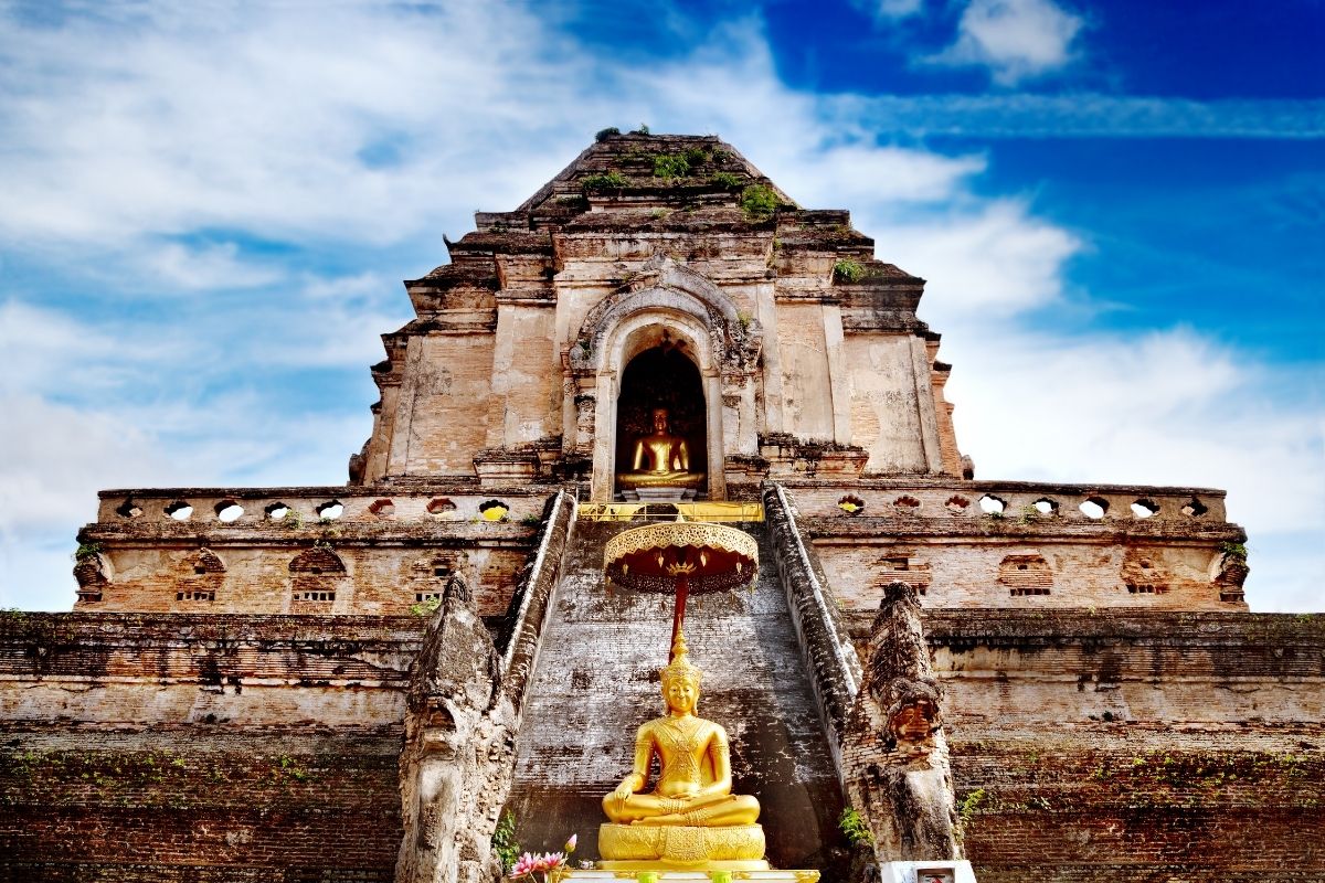 Chrám Mai Wat Chedi Laung (zdroj obrázku: canva.com)
