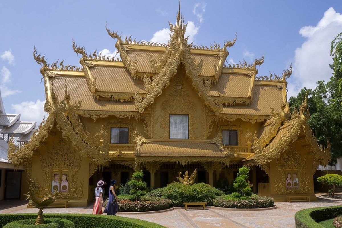 Zlatá budova v bielom chráme (zdroj obrázku: flickr/Edgardo W. Olivera)