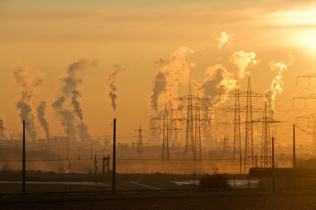 Emisie sú obrovským problémom (zdroj obrázku: canva.com)