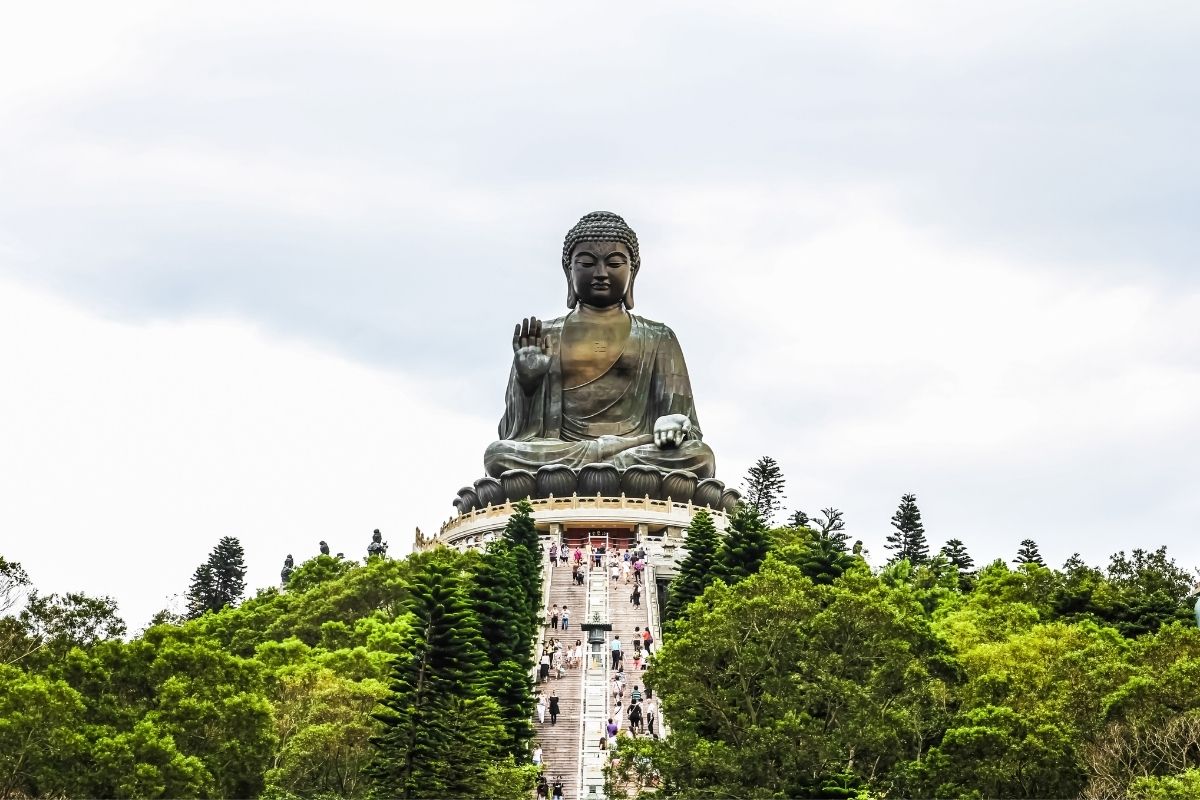 Na vrchole sa nachádza socha Budhu (zdroj obrázku: canva.com)