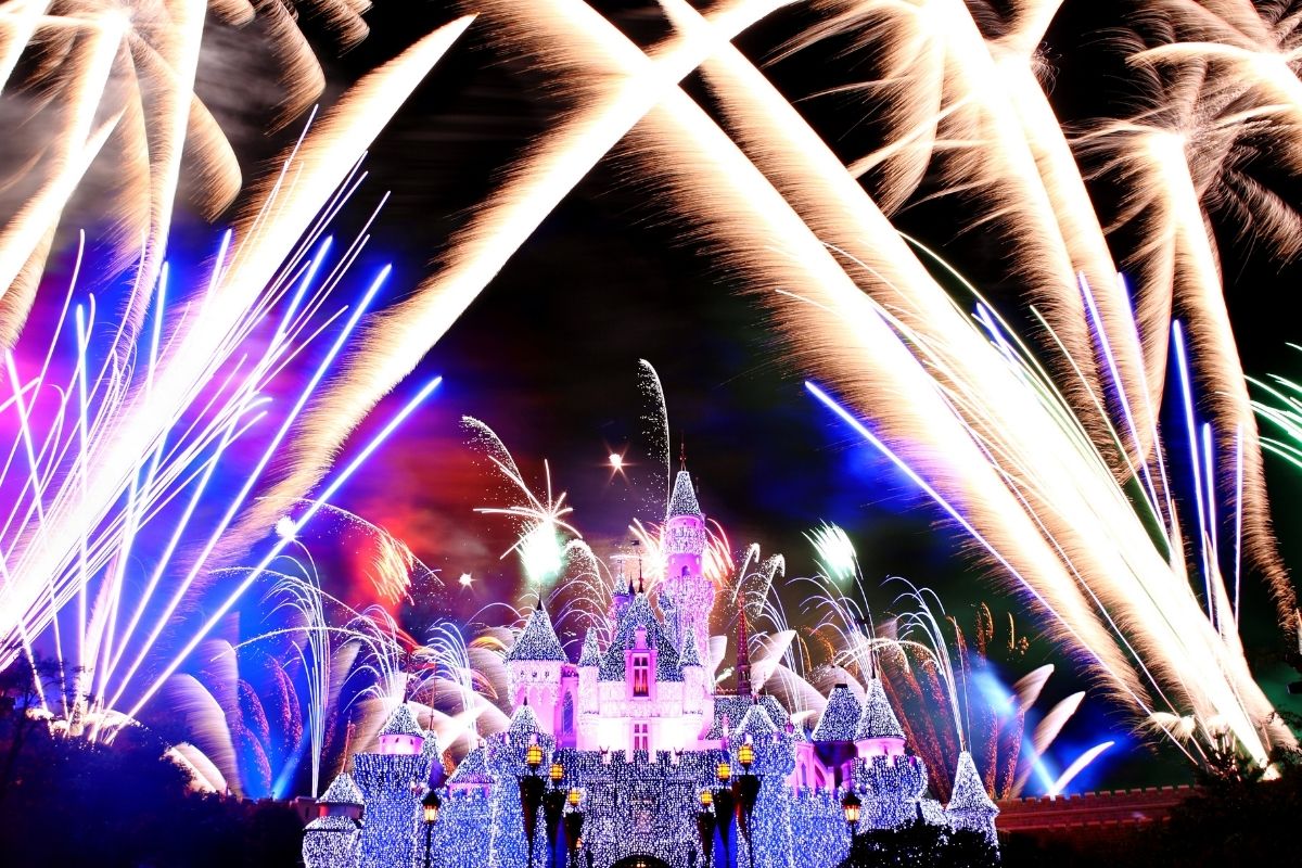 Ohňostroje sú v Disneylandoch veľmi obľúbené (zdroj obrázku: canva.com)