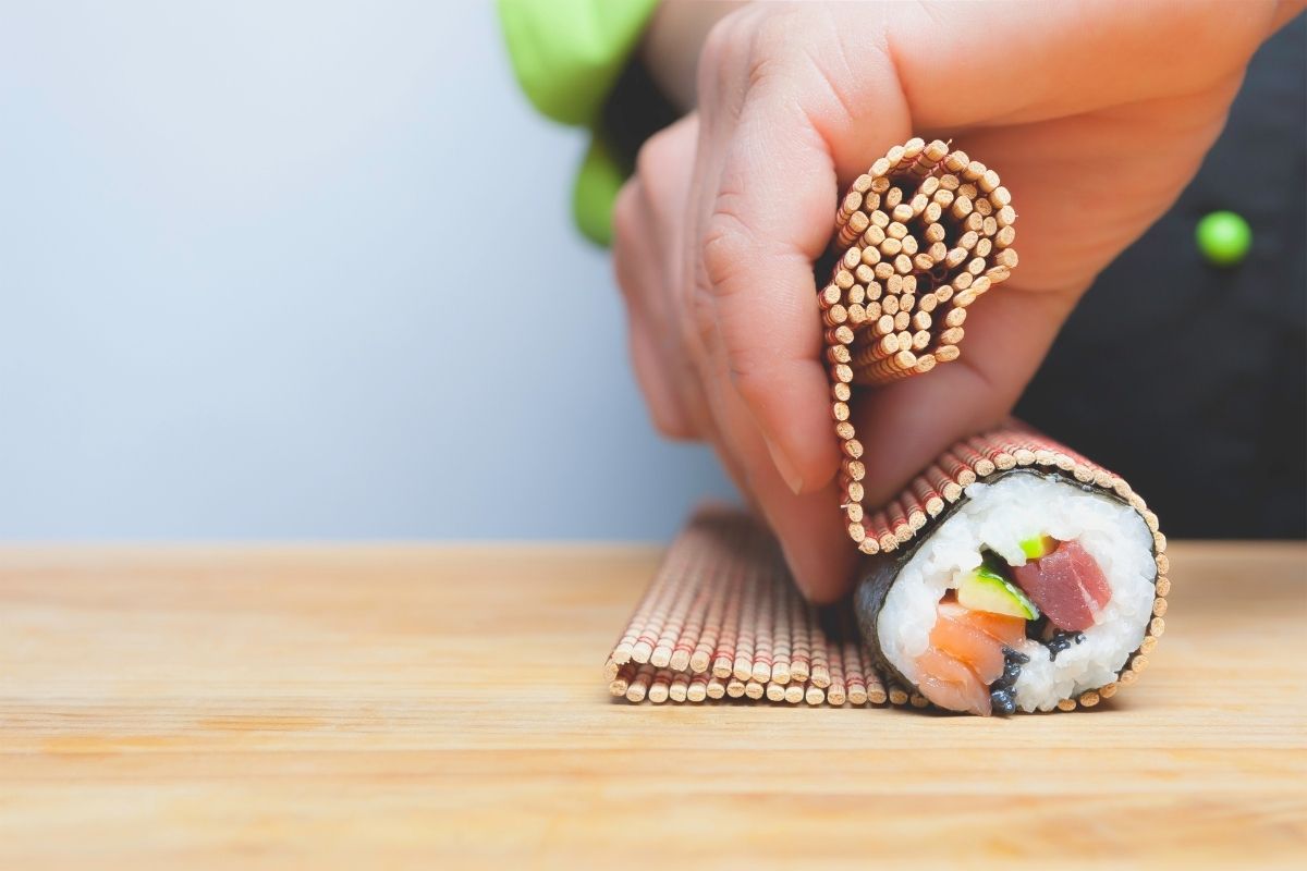 Príprava sushi sa rokmi zdokonalila a tak si ho môžete vyskúšať pripraviť aj doma (zdroj obrázku: canva.com)