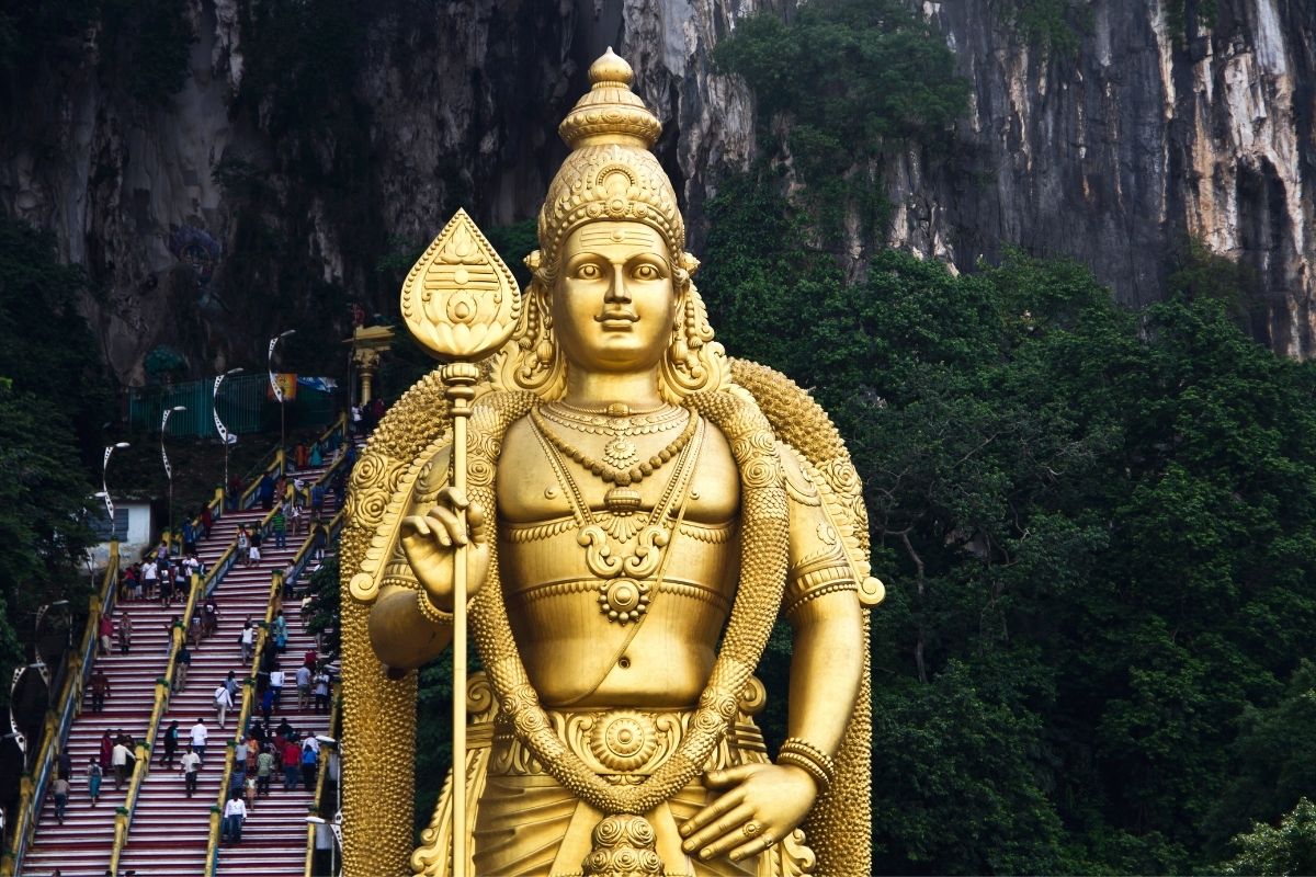 Zlatá socha lorda Murugana má 42,7 metra (zdroj obrázku: canva.com)