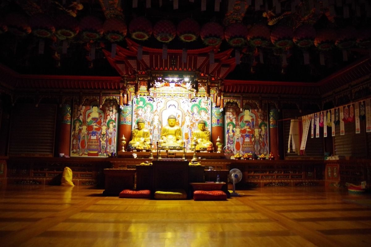 Ukážka interiéru chrámu Haedong Yonggung (zdroj obrázku: canva.com)