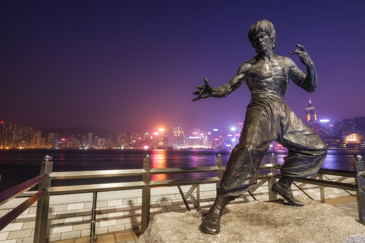 Bruce Lee má svoju podobizeň vo forme sochy taktiež umiestnenú na Avenue of Stars (zdroj obrázku: canva.com)