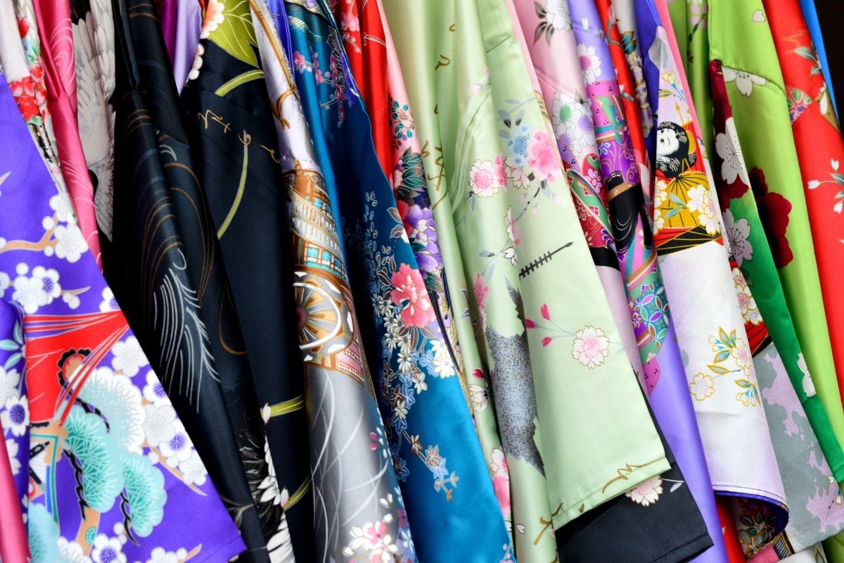 Najmä dámske kimono sa vyrába v rôznych farebných prevedeniach (zdroj obrázku: canva.com)