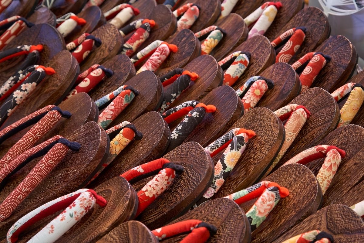 Ukážka drevených Zori sandálov (zdroj obrázku: canva.com)