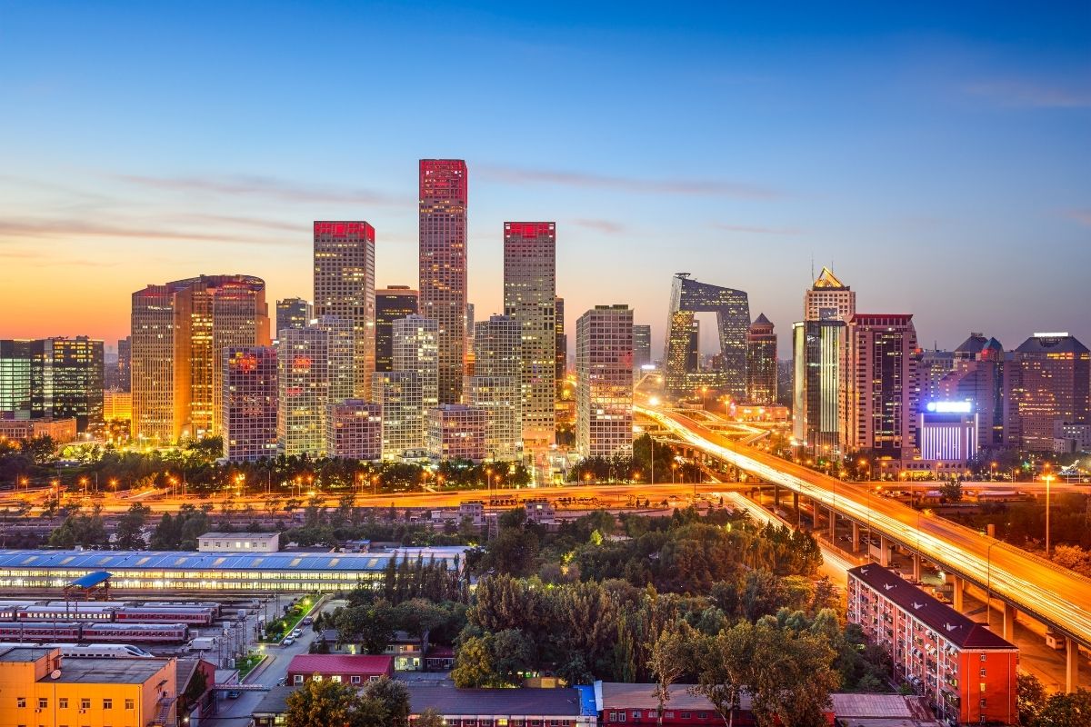 Mesto Peking v noci (zdroj obrázku: canva.com)