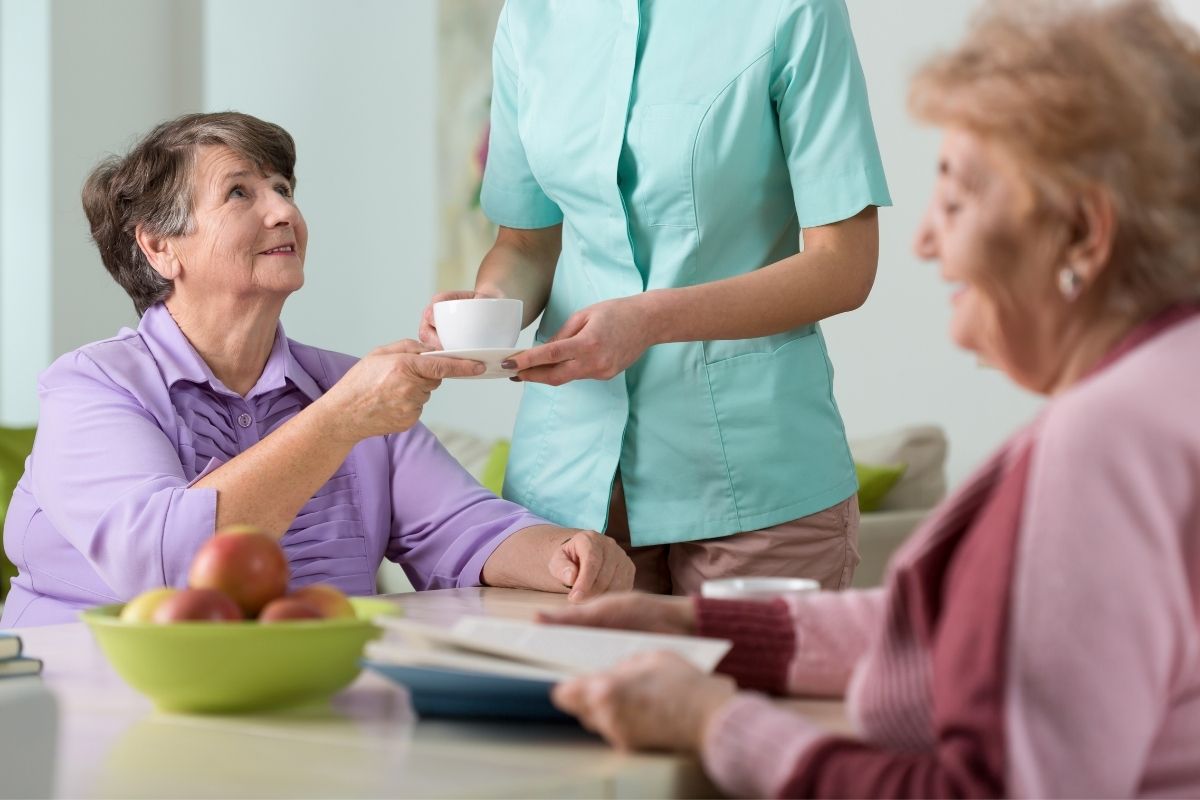 Podávanie čaju starším je prejavom úcty (zdroj obrázku: canva.com)
