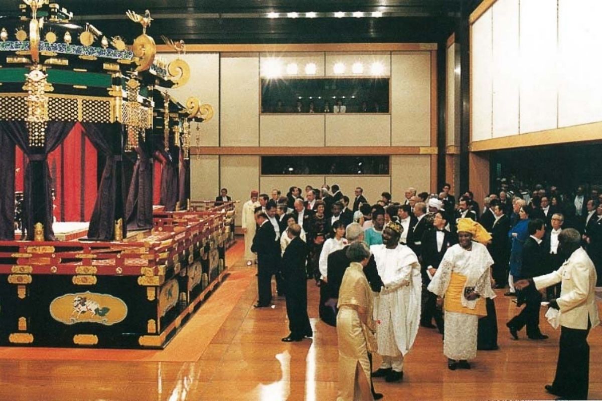 Tento záber zachytáva kráľovskú rodinu spolu s ďalšími významnými hosťami po korunovácií (zdroj obrázku: wikimedia.org/首相官邸, Prime Minister's Office)