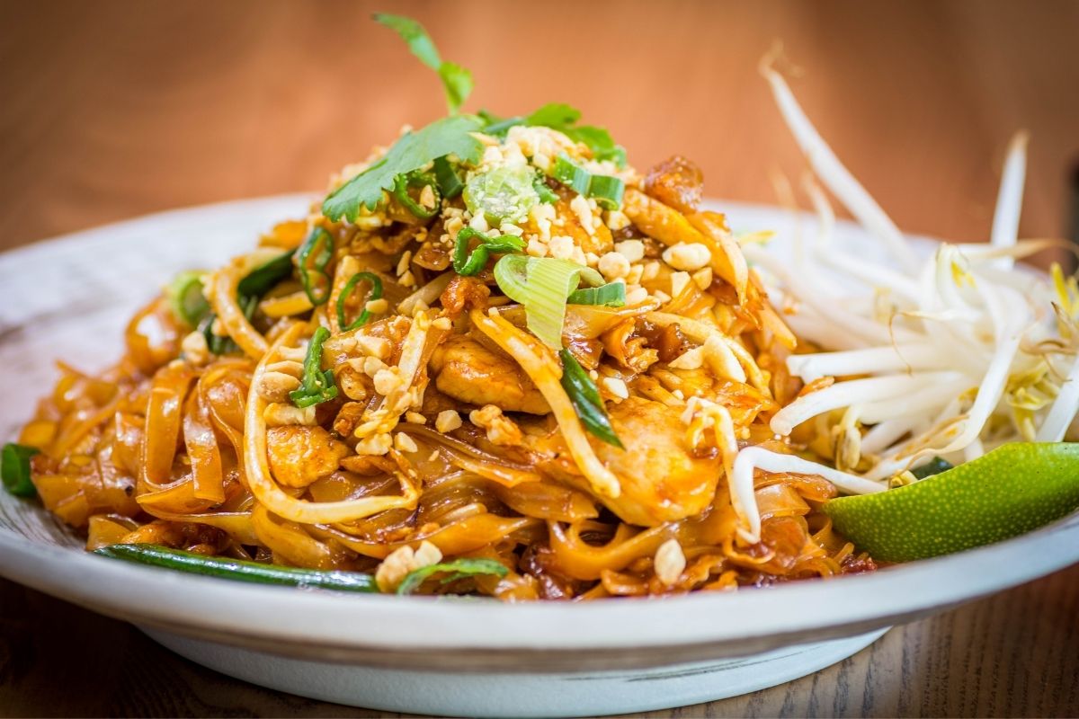 Pad Thai (zdroj obrázku: canva.com)