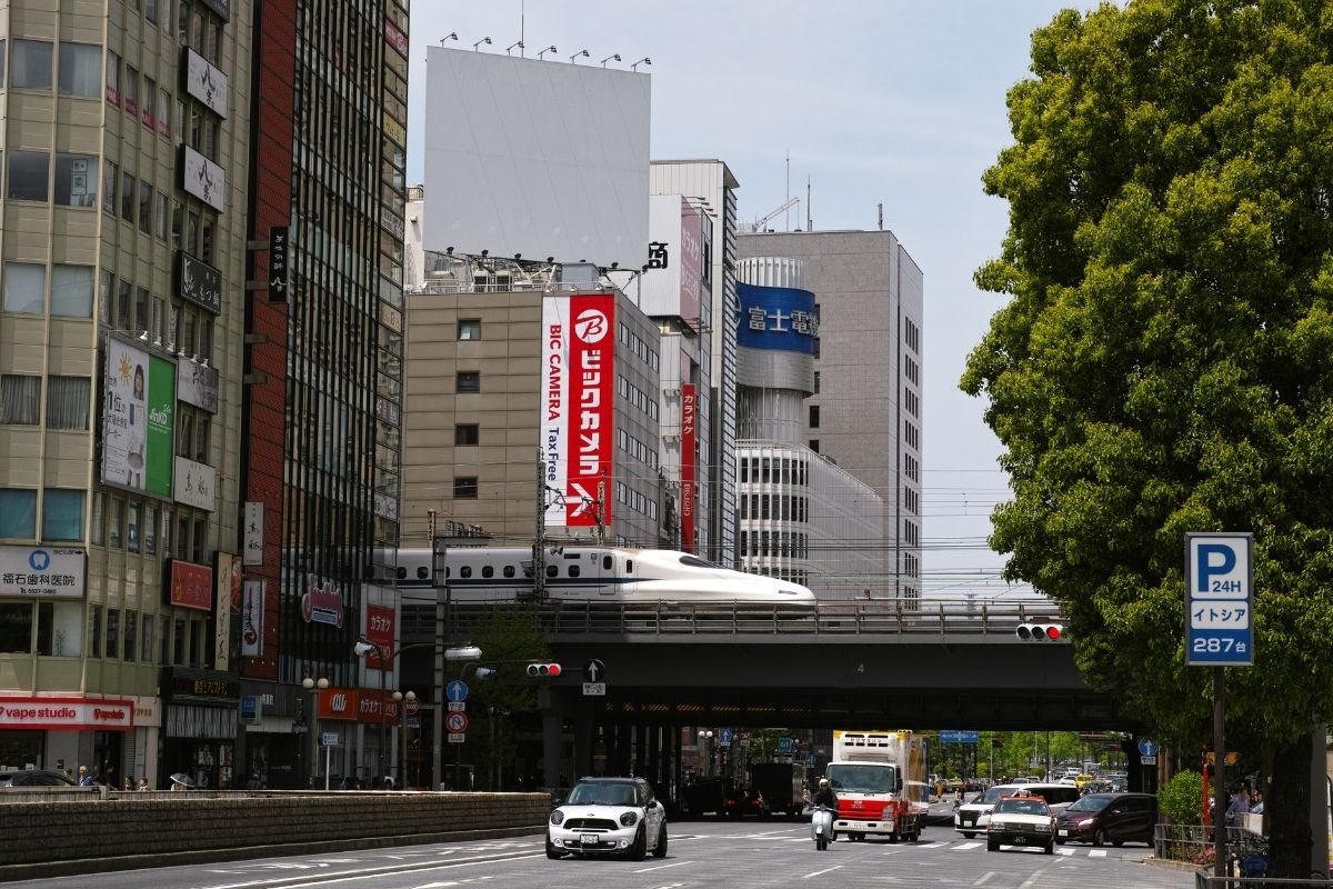 Rýchlovlak Šinkansen v centre Tokia (zdroj obrázku: flickr/bethom33)