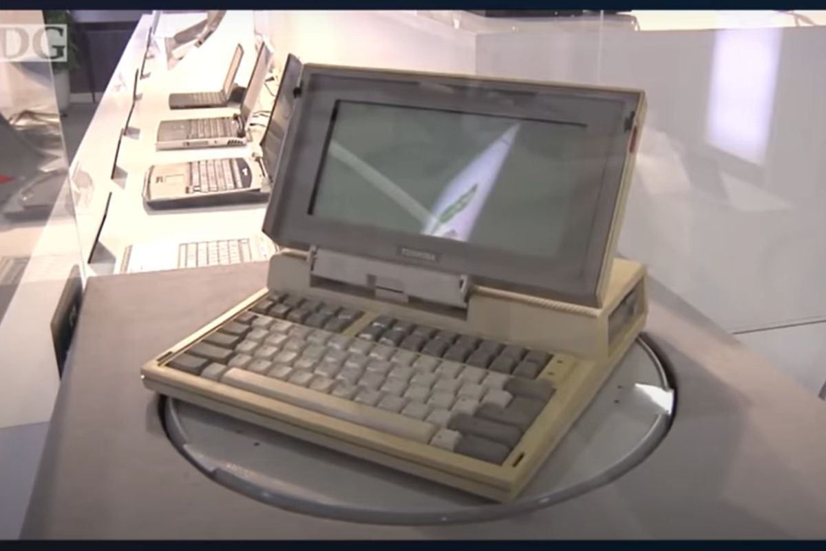 Prvé notebooky spoločnosti vyzerali takto (reprofoto youtube.com/TecMundo)
