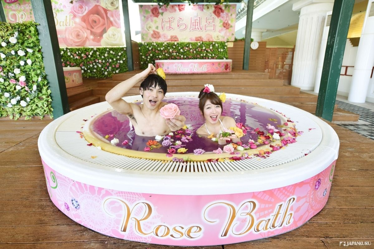 Kúpeľ s lupeňmi ruží ma taktiež svojich fanúšikov (zdroj obrázku: flickrJAPANKURU)