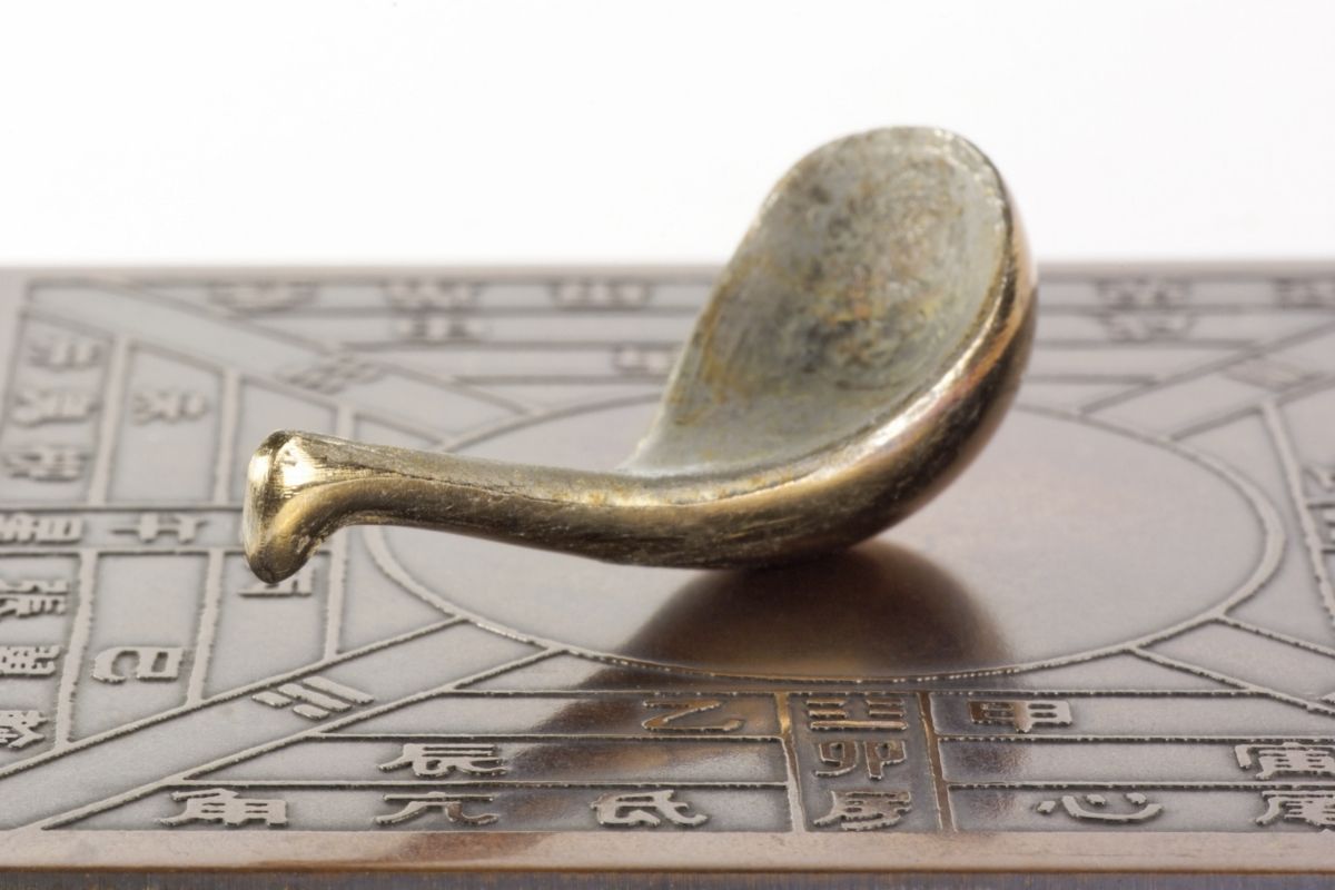 Tradičný čínsky kompas (zdroj obrázku: canva.com)
