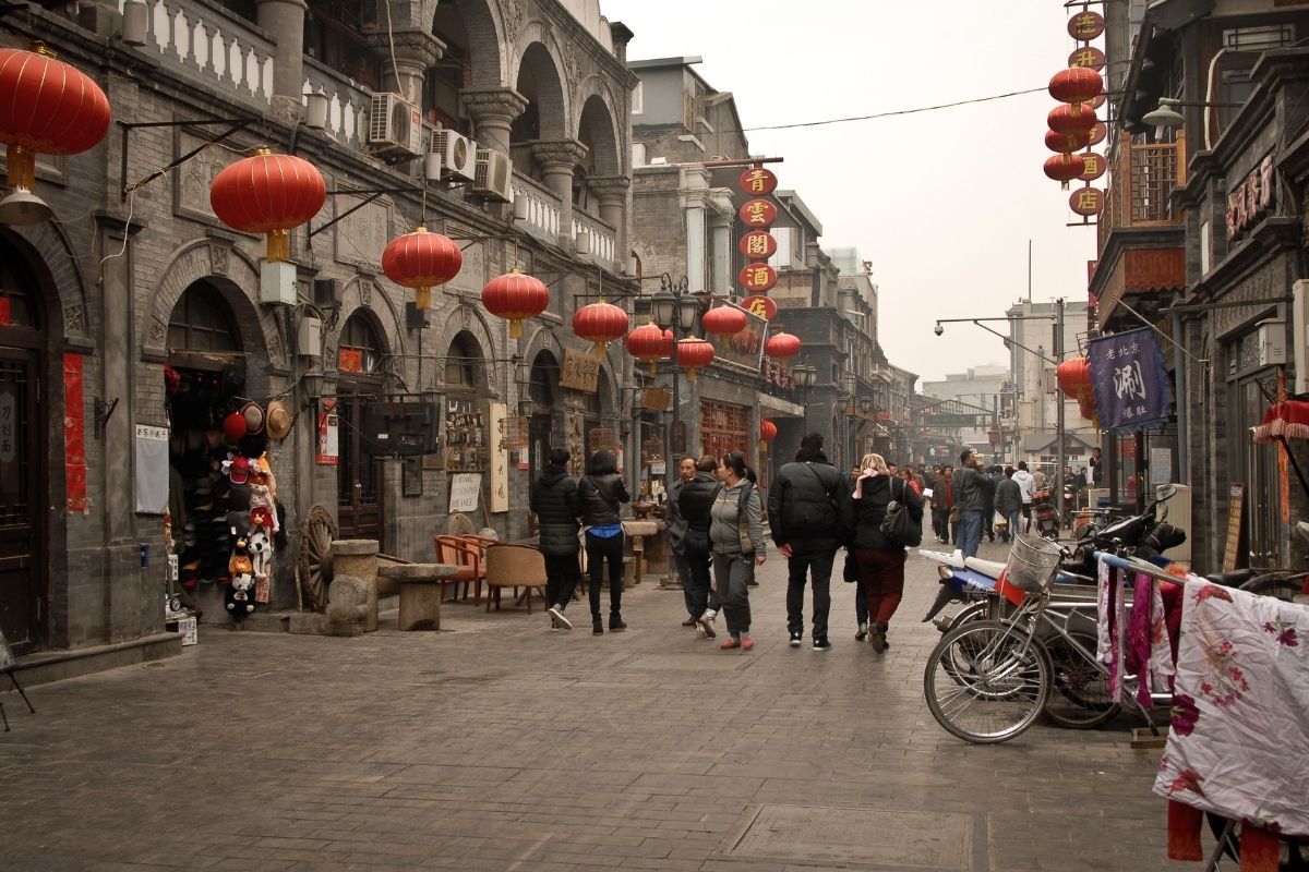 Jedna z uličiek Hutong v Pekingu (zdroj obrázku: canva.com)