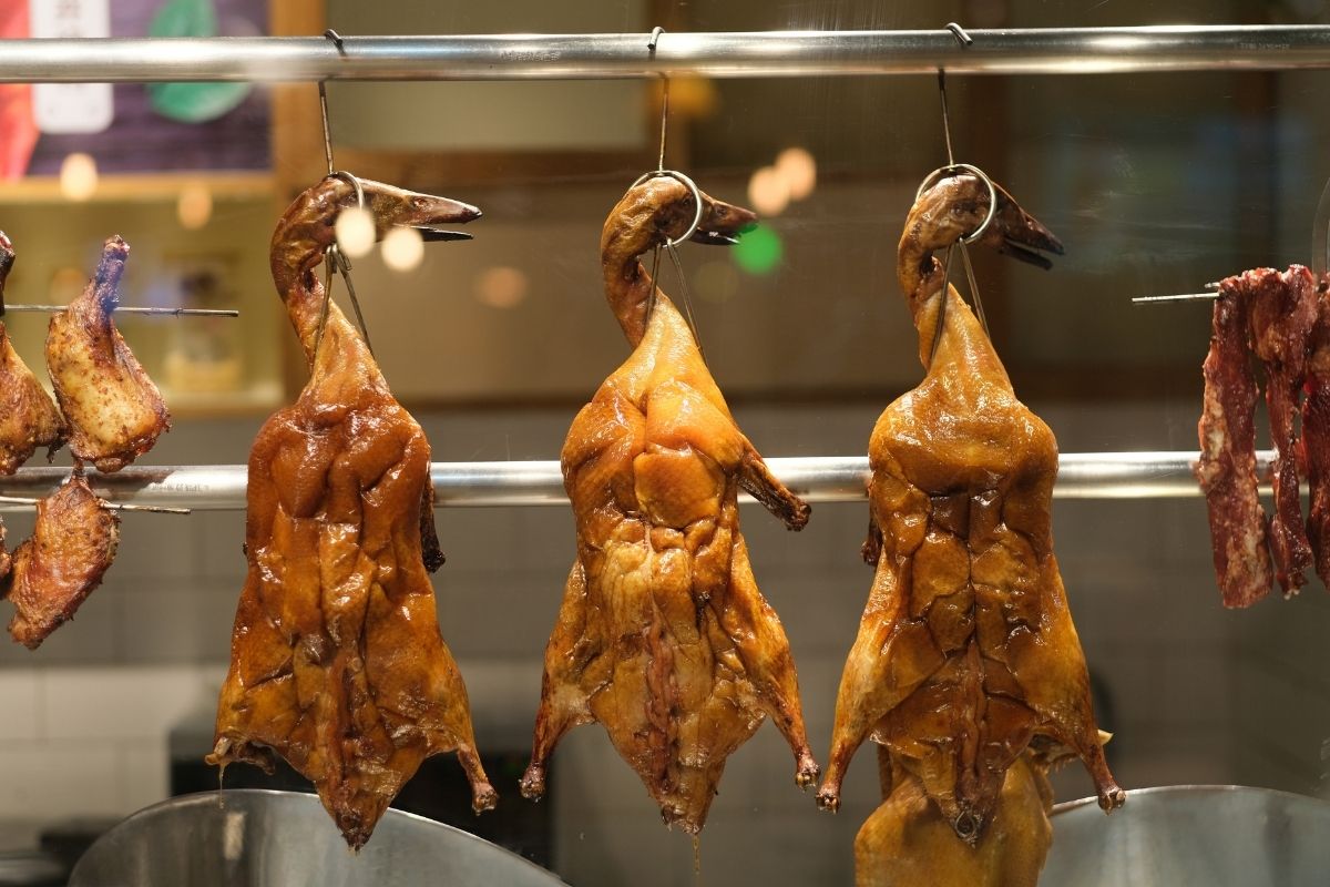 Pečená kačica patrí medzi najobľúbenejšie jedlá kantónskej kuchyne (zdroj obrázku: canva.com)