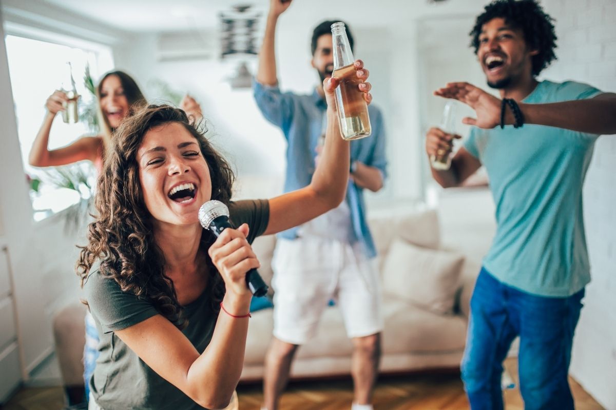Spievanie karaoke piesní baví ľudí po celom svete (zdroj obrázku: canva.com)