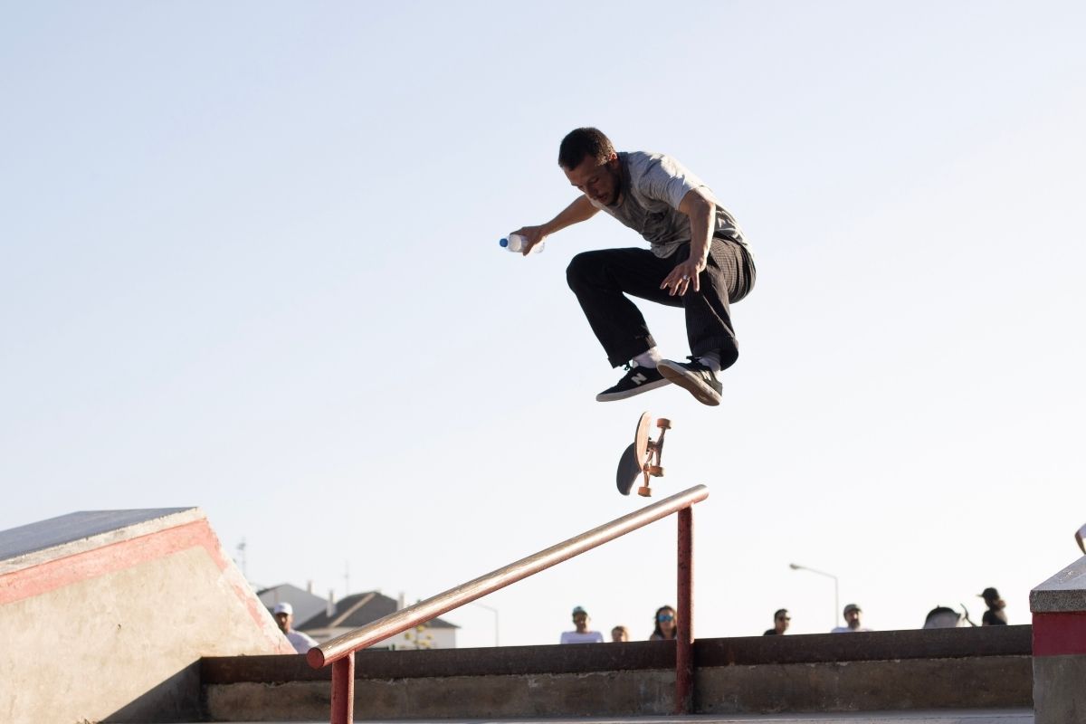 Skateboarding (zdroj obrázku: canva.com)
