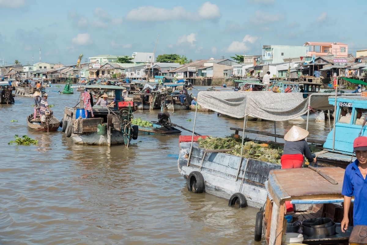 Obchod na rieke živí celé rodiny (zdroj obrázku: canva.com)
