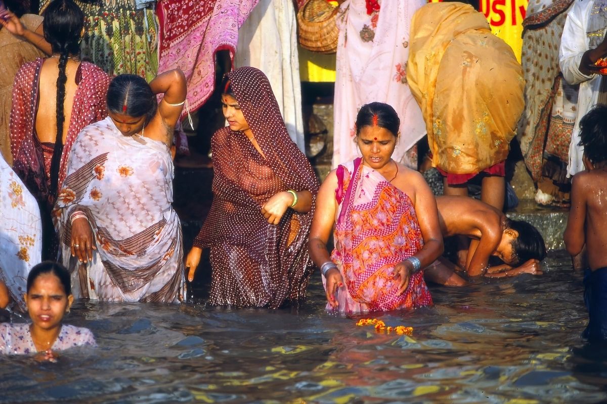 Kúpanie v Gange (zdroj obrázku: canva.com)