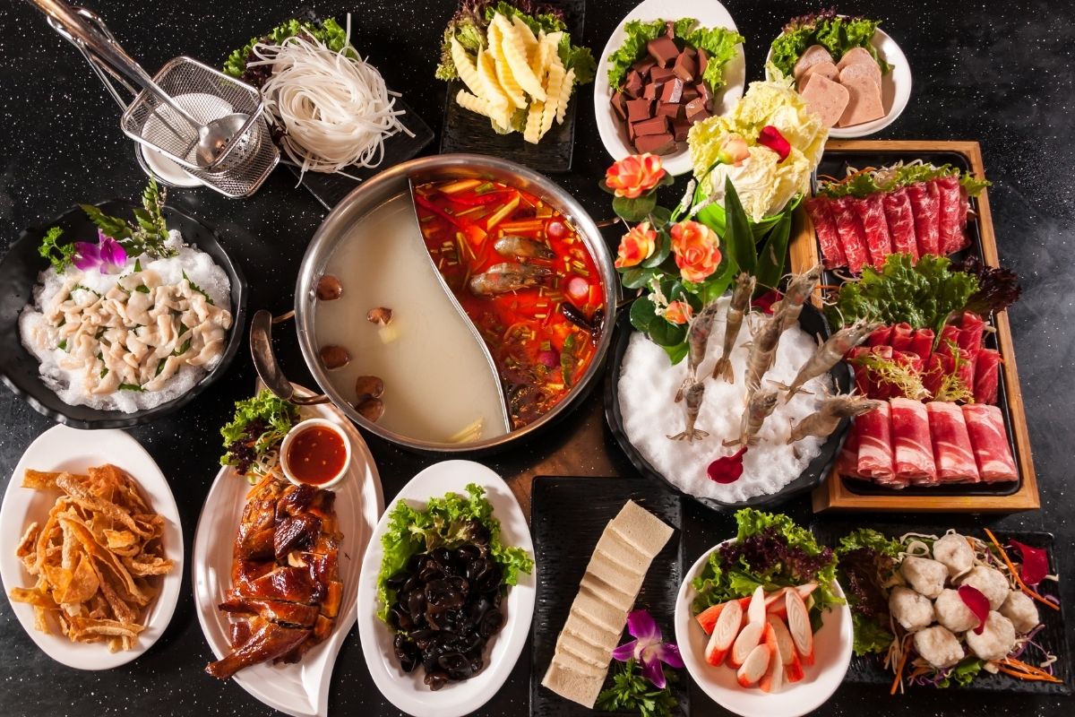 Jedno z tradičných jedál sečuánskej kuchyne Hot Pot obsahuje veľké množstvo ingrediencií a prísad, takže sa jeho výsledná chuť vždy mení (zdroj obrázku: canva.com)