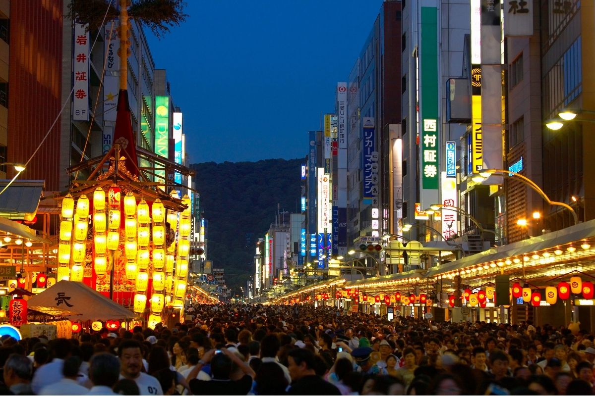 Štvrť Gion počas jedného z festivalov (zdroj obrázku: canva.com)
