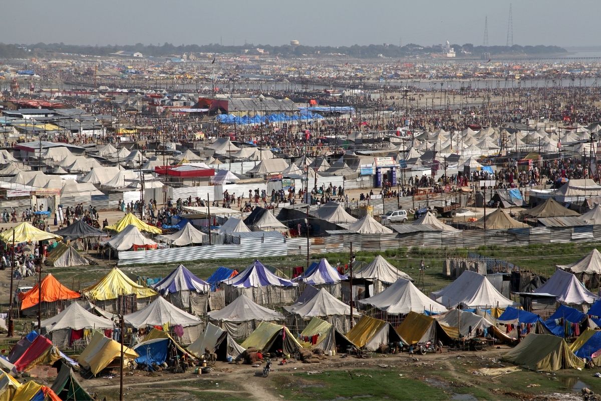 Pohľad z diaľky na obrovský festival Kumbh Mela (zdroj obrázku: canva.com)