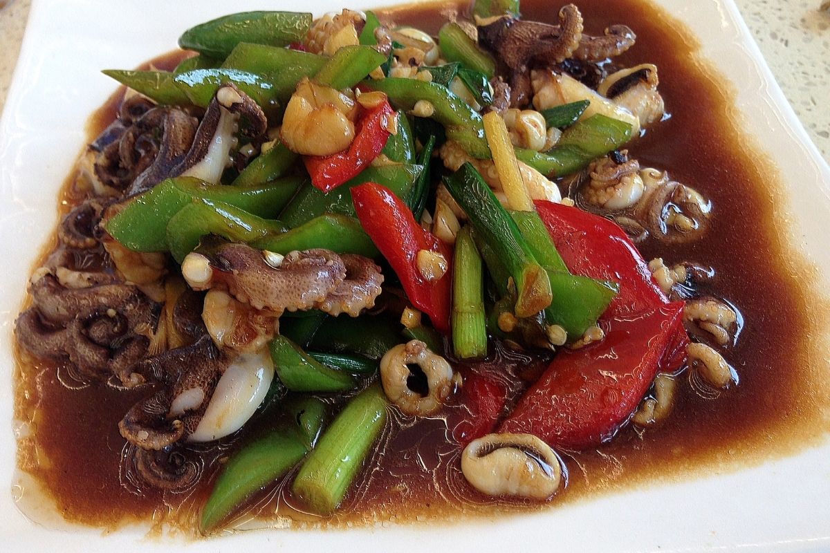 Jedným zo slaných pokrmom štýlu Ningbo je chobotnica so zeleninou (zdroj obrázku: canva.com)