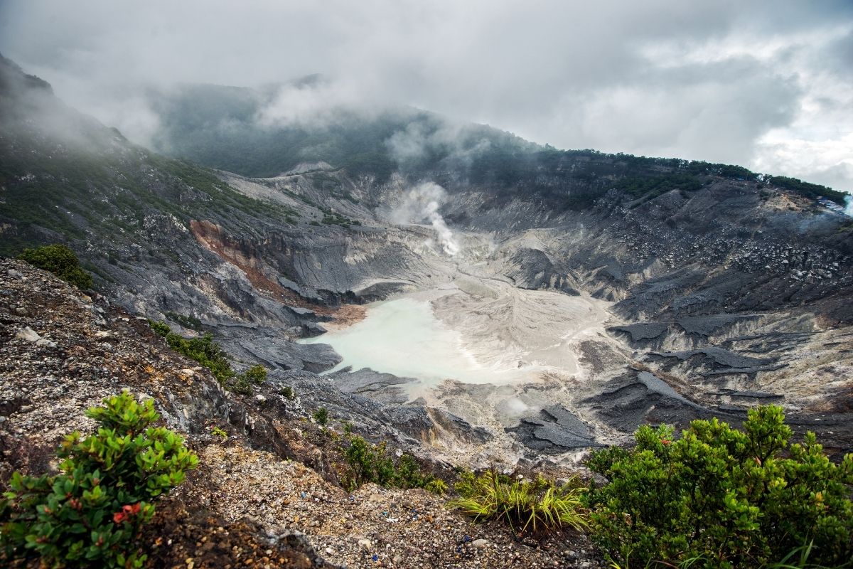 Sopka v Indonézií (zdroj obrázku: canva.com)