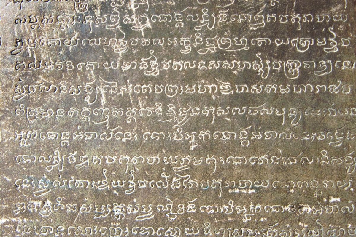 Ukážka starého písma, ktoré sa nachádza v jednom z chrámov Angkor Wat (zdroj obrázku: canva.com)