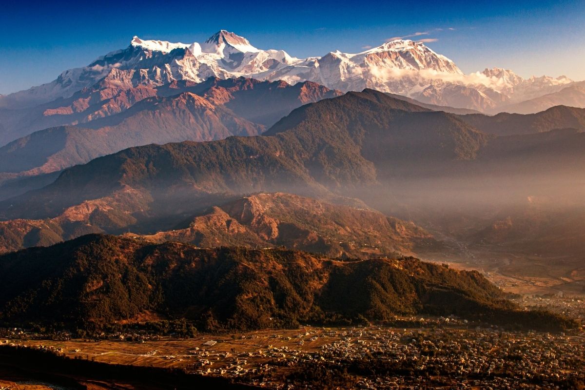 Himaláje tvoria niekoľko pásiem, samotný vrchol tvorí ľad (zdroj obrázku: canva.com)