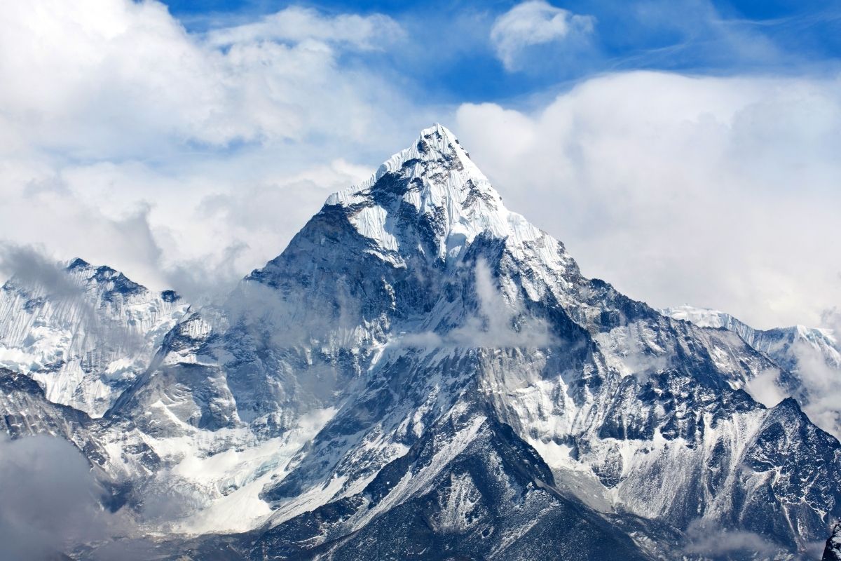 Mount Everest - sneh na jeho vrchole sa vraj nikdy neroztopí (zdroj obrázku: canva.com)