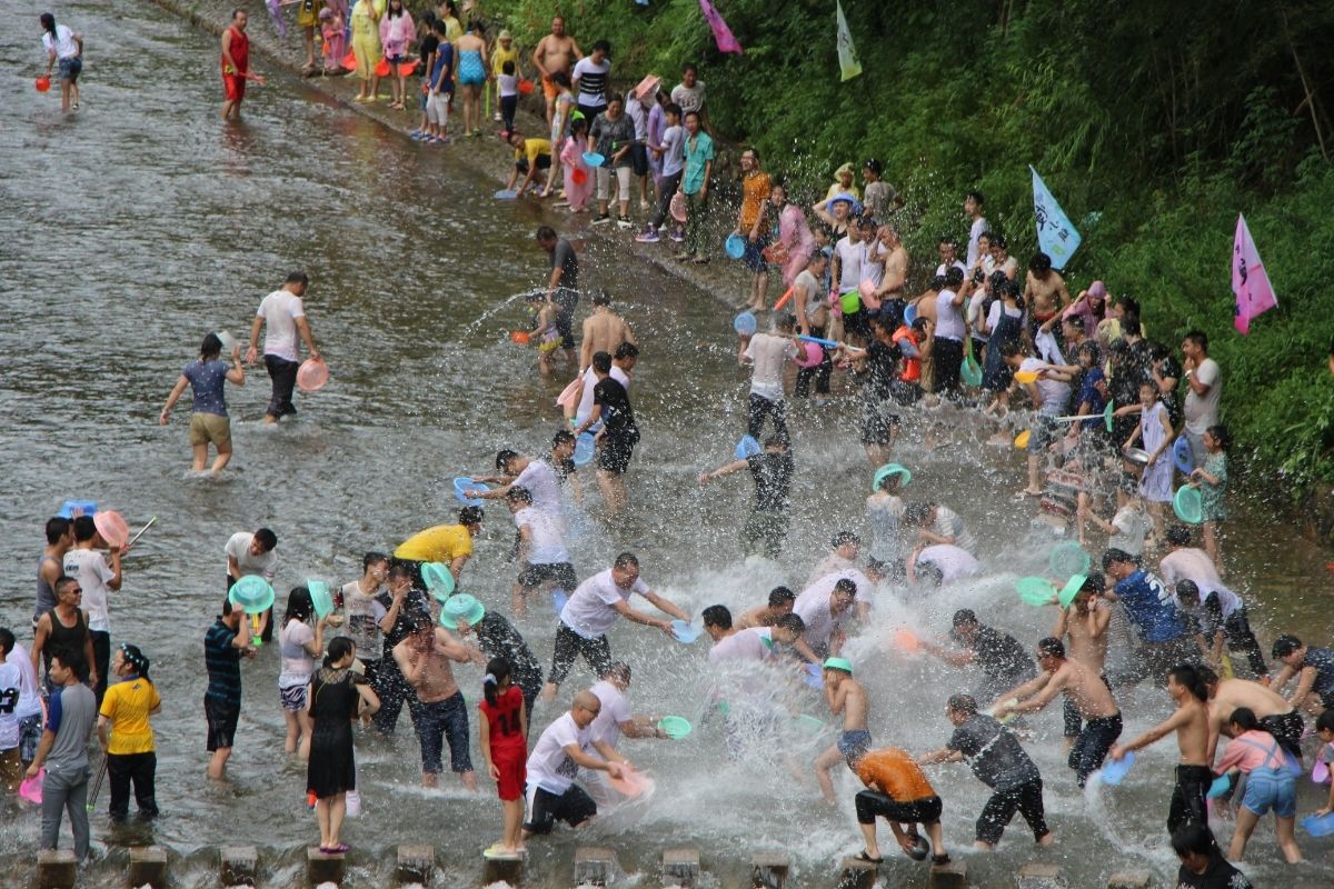 Počas osláv nového roka sú mokrí všetci (zdroj obrázku: canva.com)