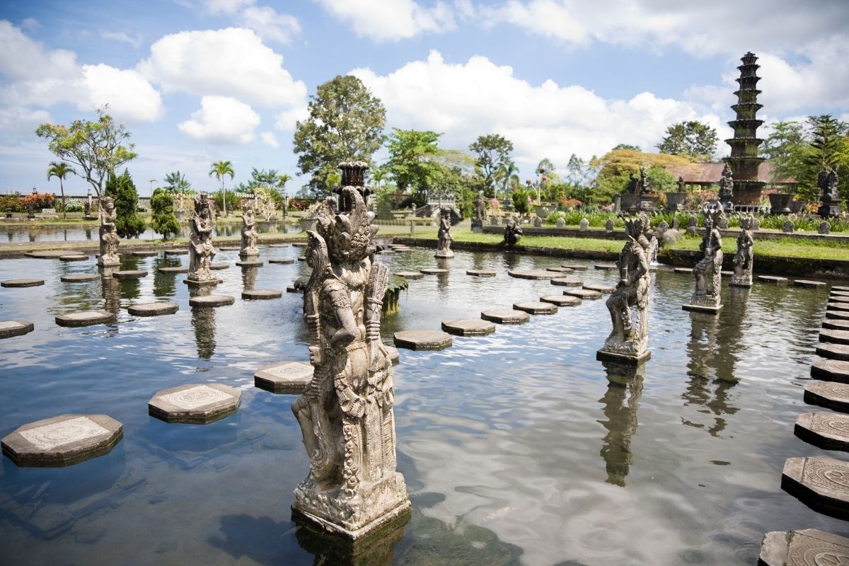 Nádherné fontány v paláci Tirta Gangga (zdroj obrázku: canva.com)