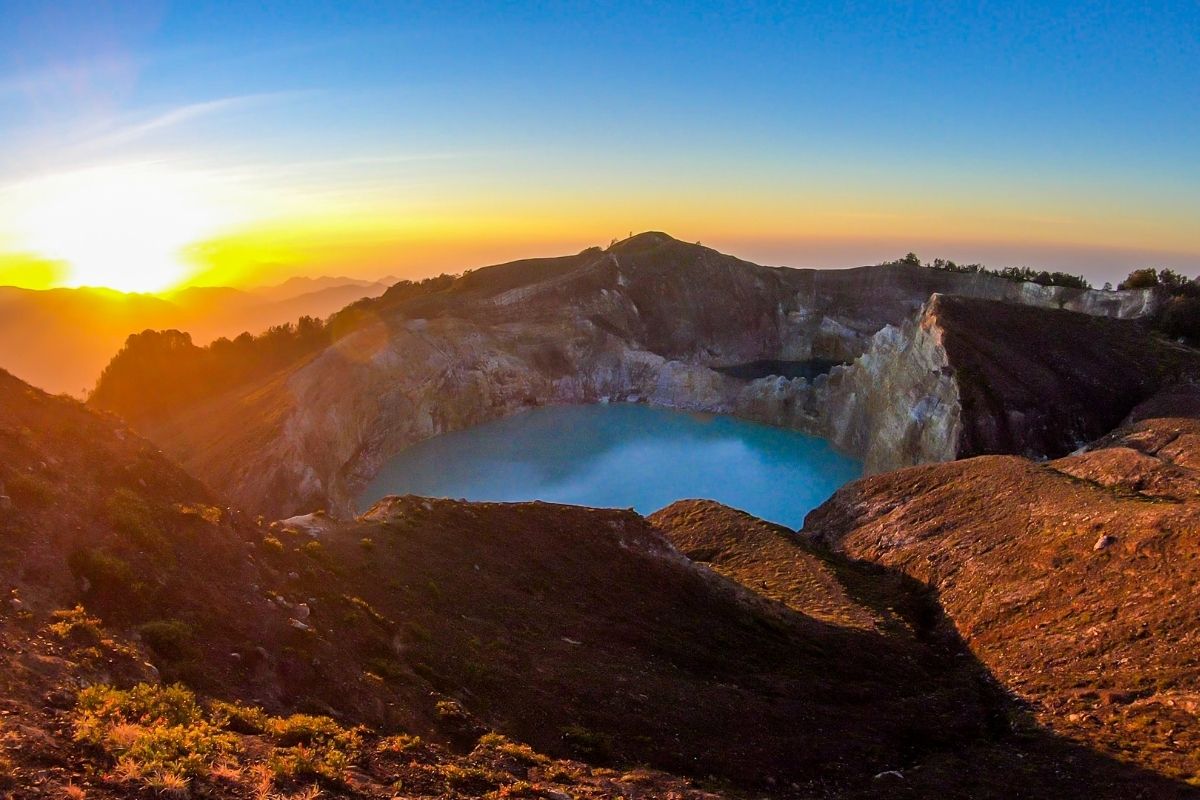 Jazero v sopke Kelimutu dokáže meniť svoju farbu (zdroj obrázku: canva.com)